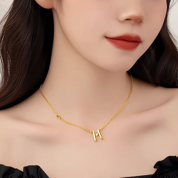 带字母的金项链图片